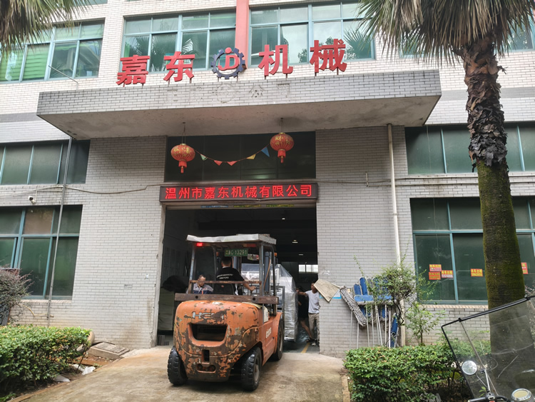 华体会注册机械定制铝箔压纹分切一体机